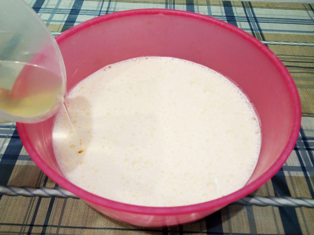Пирог с яблоками на сметане, вкусно и быстро: Добавляем в смесь растительное масло, размешиваем.