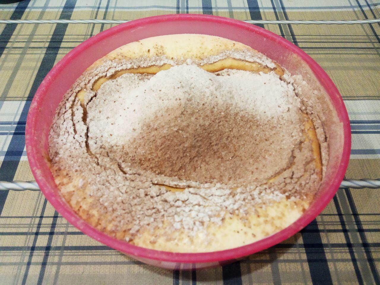 Банановый шоколадный пирог в шоколадной глазури: Смешиваем муку с какао, перемешиваем и просеиваем через сито, добавляем в яичную массу и осторожно