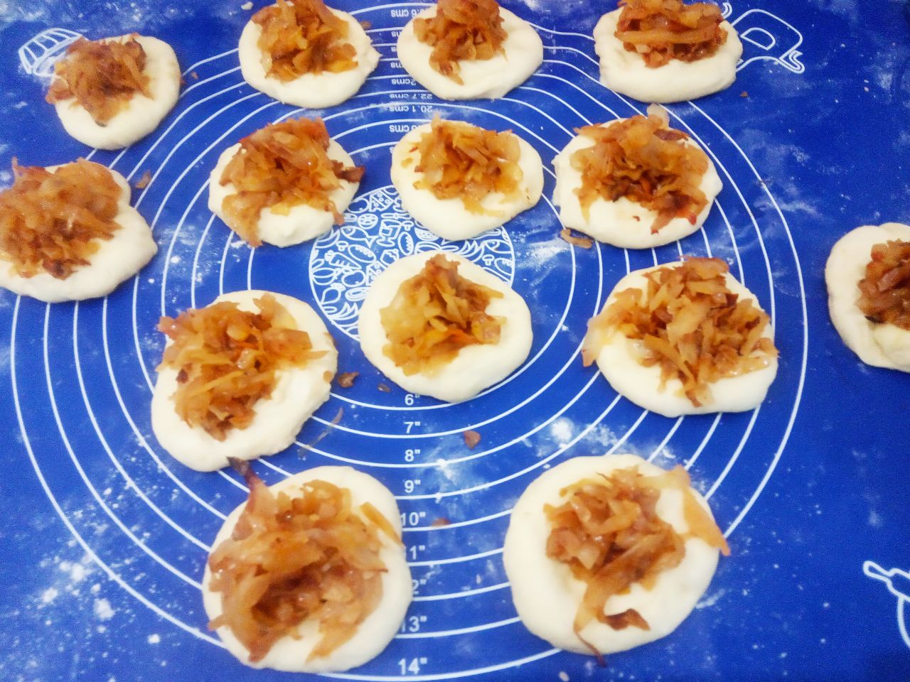 Пирожки с фасолевой начинкой в чесночной заливке, просто и вкусно: Колобки раскатываем и на середину кладем начинку, края соединяем и формируем пирожки.