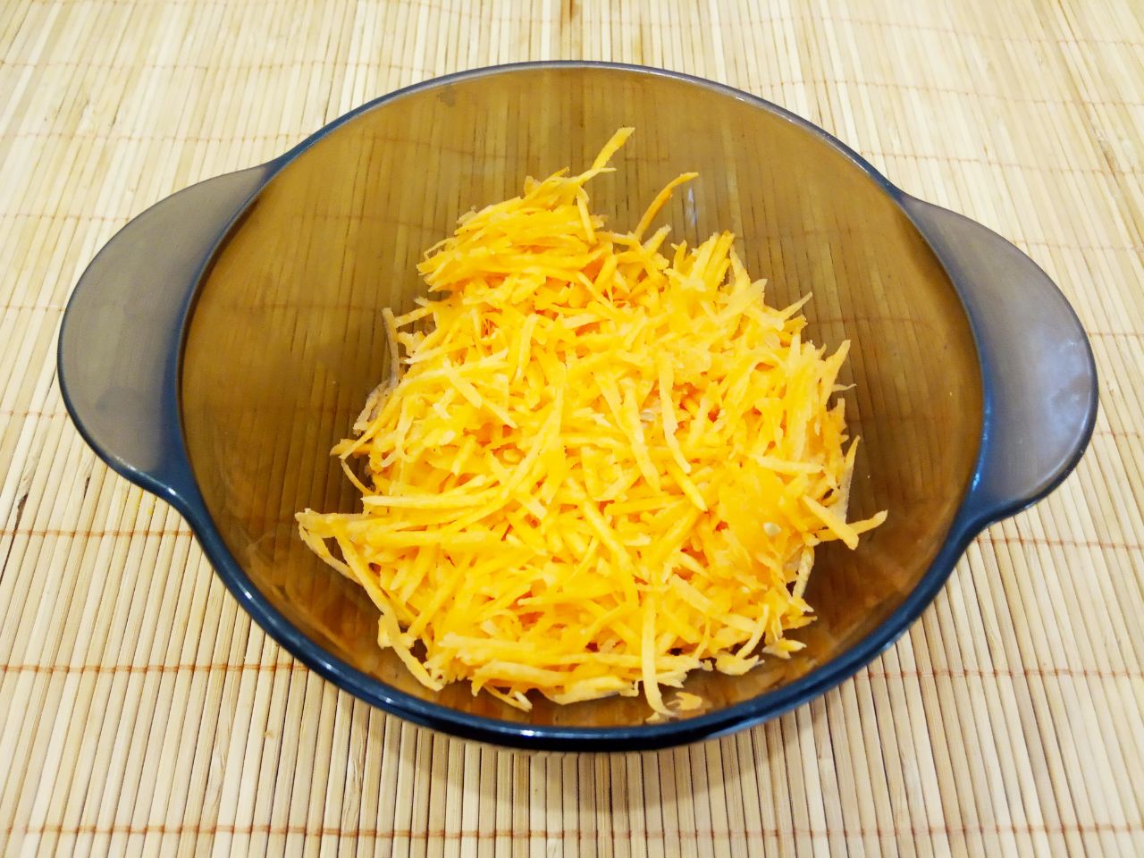 Котлеты из свежей капусты и фарша, сочные и вкусные: Морковь очищаем, промываем и натираем на средней терке.