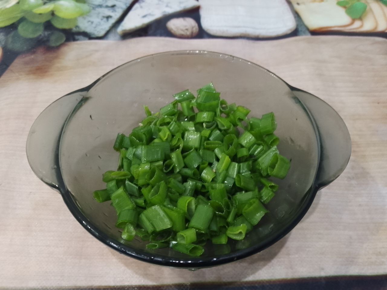 Салат вкусный, сытный и аппетитный, просто и быстро: Зеленый лук промываем, просушиваем и мелко нарезаем.