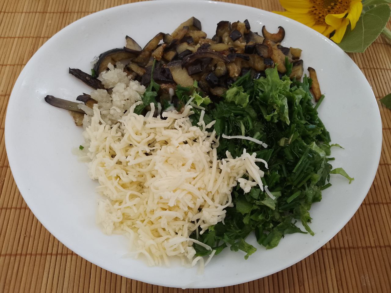 Салат из баклажанов, зелени и сыра, сытный и вкусный: Все ингредиенты для салата перемешиваем.