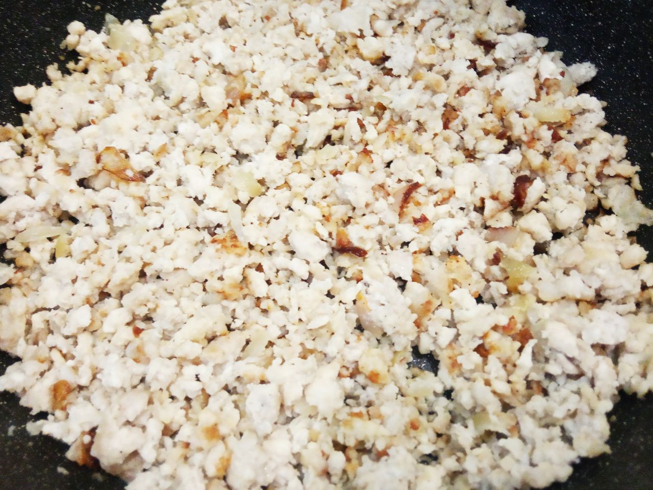 Заливной пирог с фаршем и луком на сковороде, просто и вкусно: Тесто выливаем на мясную начинку и накрываем крышкой, выпекаем на слабом огне около 15 минут.
