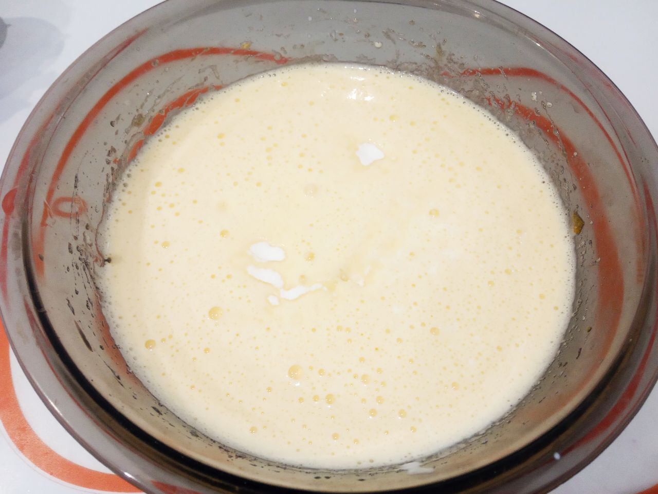 Пирог с яблоками на кефире и растительном масле, просто и вкусно: Добавляем растительное масло, кефир и соду, перемешиваем. Если вместо соды добавляем разрыхлитель для теста,