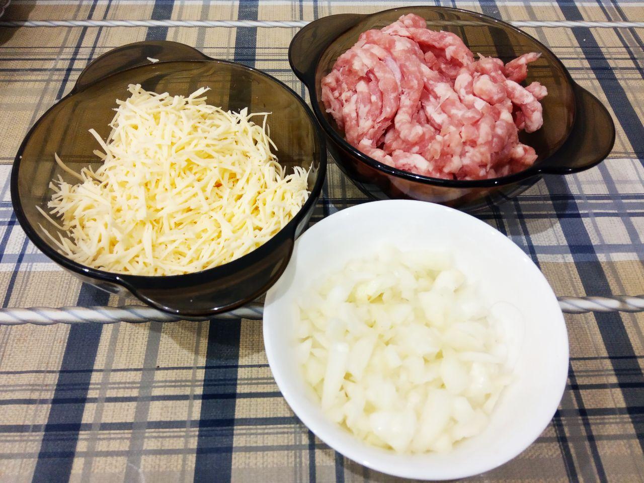 Картофель фаршированный начинкой и запеченный в духовке: Разогреваем сковороду со сливочным маслом и обжариваем лук до золотистого цвета, кладем фарш, перемешиваем.