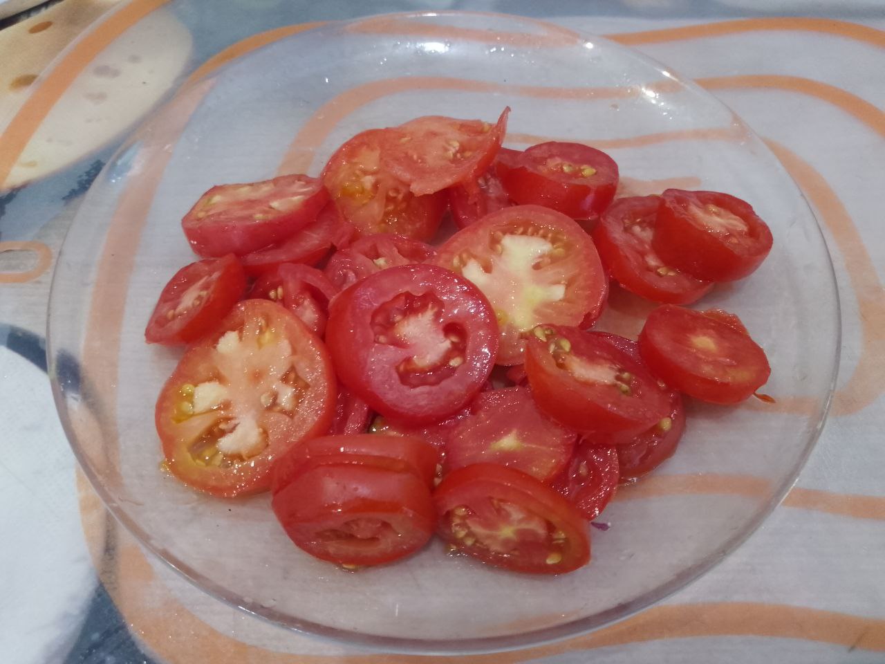Баклажаны по-кубански, вкусные и аппетитные: Помидоры у меня небольшие поэтому у меня 6 штук вместо двух. Помидоры промываем, обрезаем плодоножки и