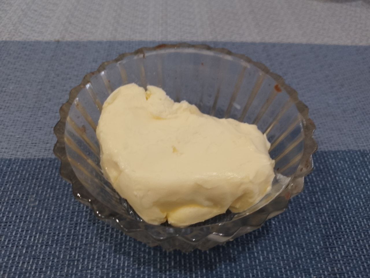 Шоколадный пирог на молоке с клубникой, покрытый шоколадной глазурью: Варим глазурь до загустения, добавляем сливочное масло, размешиваем и снимаем с огня.