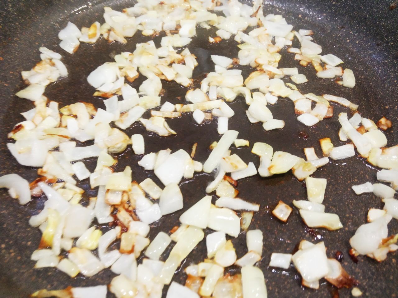 Котлеты из рубленого куриного мяса, сыра, запеченные в духовке: Сковороду с растительным маслом разогреваем и обжариваем лук до золотистого цвета.