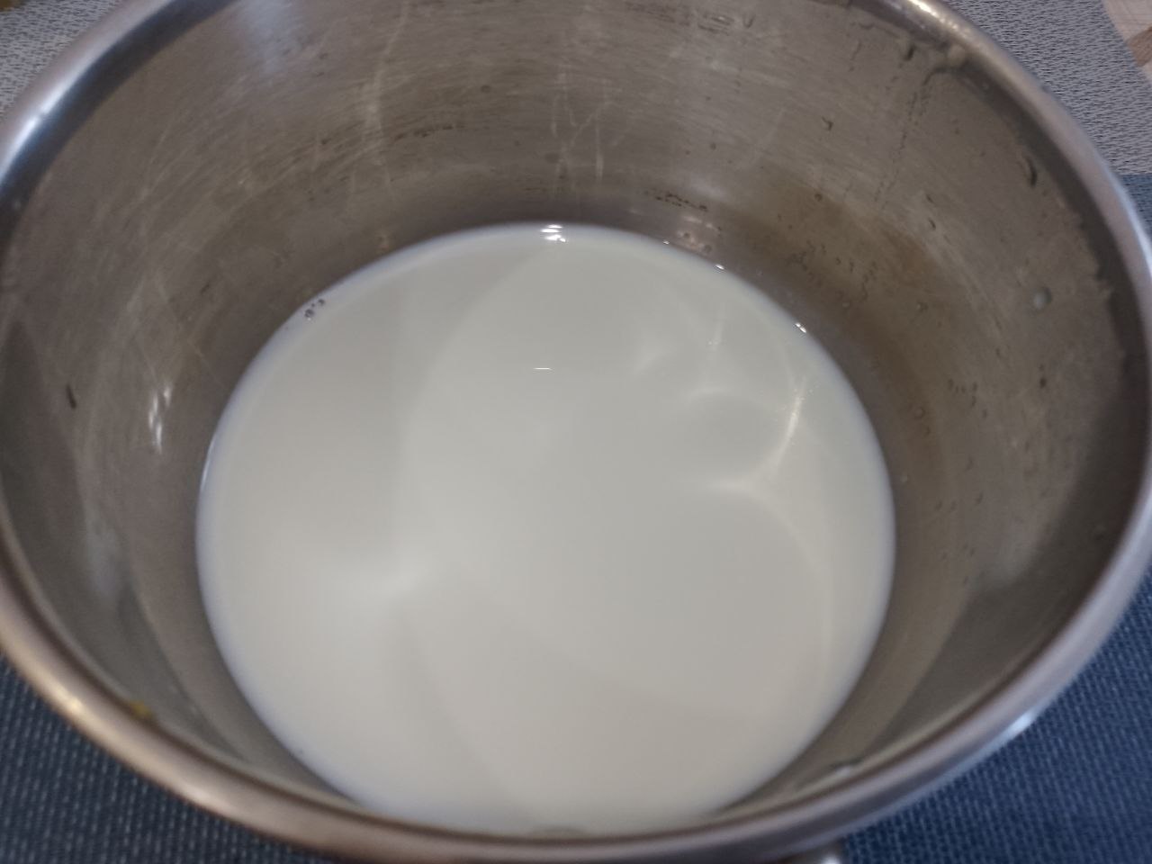 Домашние пирожные «Картошка», вкусно и просто: Молоко наливаем в сотейник, добавляем сахар и доводим до кипения.