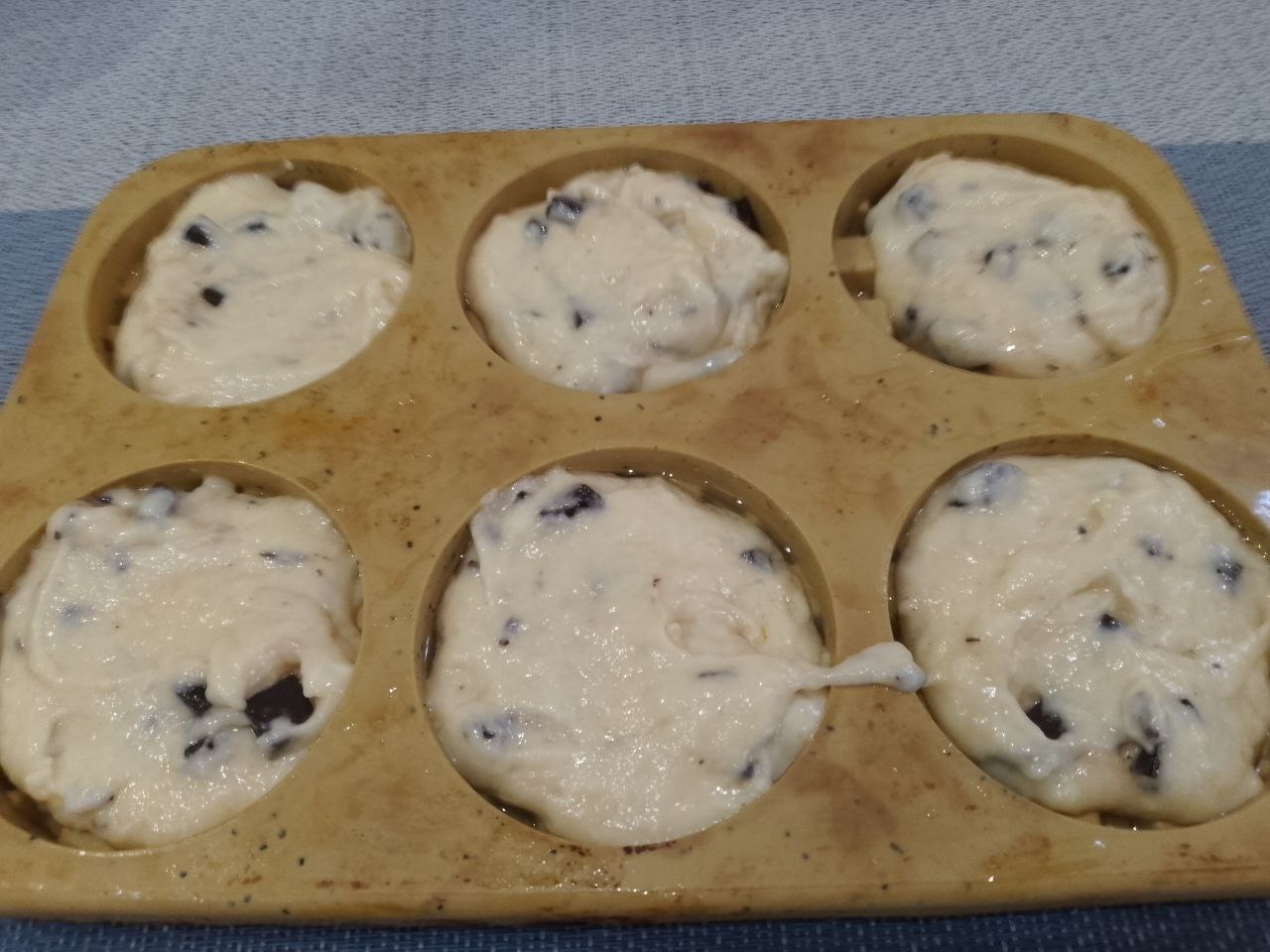 Вафли мягкие воздушные, с шоколадом и кунжутом: Формы для вафель можно смазать маслом, но я не смазывала и наполняем тестом половину формы.