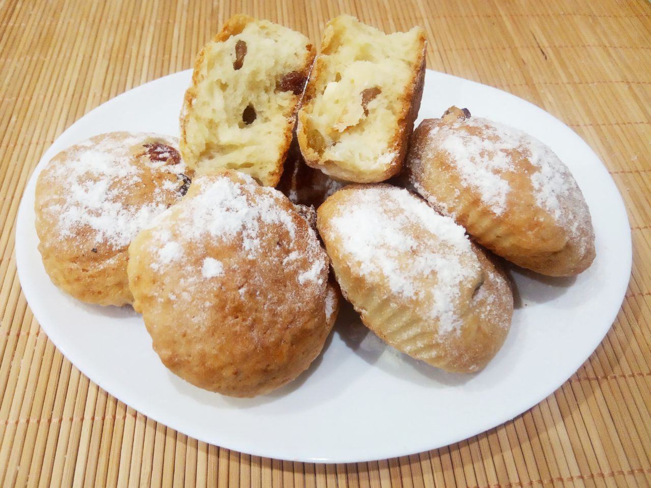 Мягкие и воздушные творожные кексики с изюмом