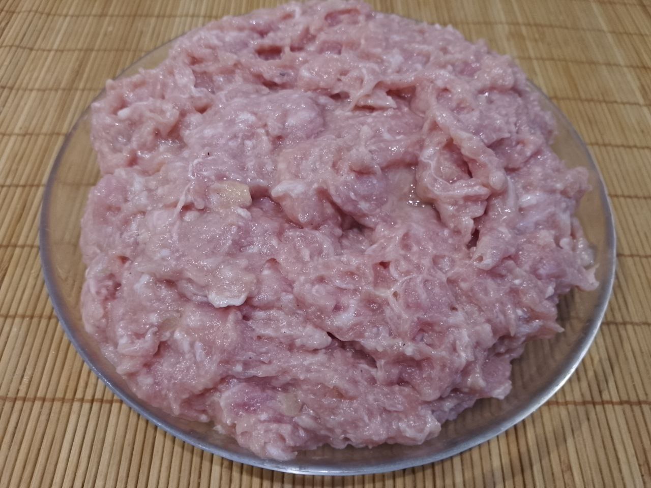 Стожки из мяса, грибов, сыра и картофельного пюре, сытные и аппетитные: Мясо промываем, просушиваем, разрезаем на кусочки и пропускаем через мясорубку.