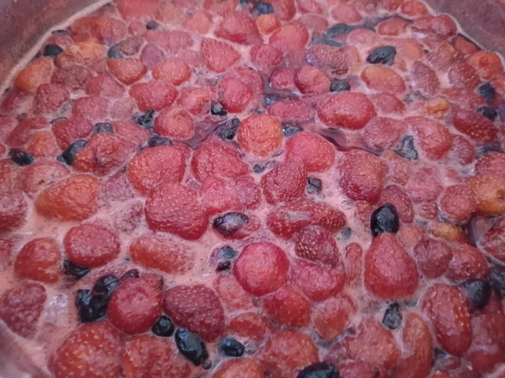 Желе из ягод клубники и жимолости, нежное и вкусное: Ставим ягоды на огонь, доводим до кипения, снимаем пену, кипятим несколько минут и снимаем с огня.