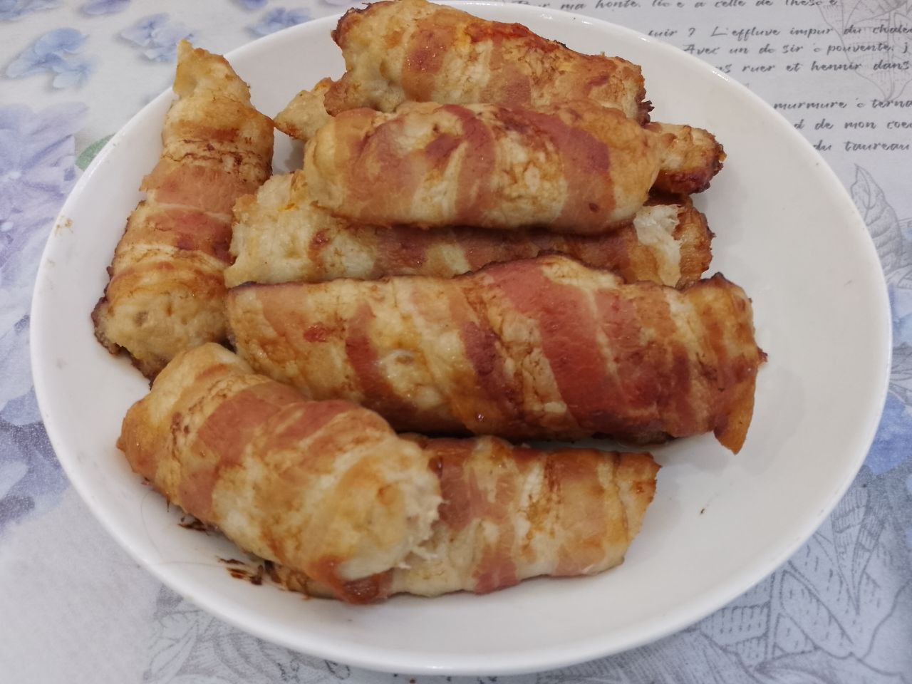 Рулетики из куриного фарша в беконе, в духовке