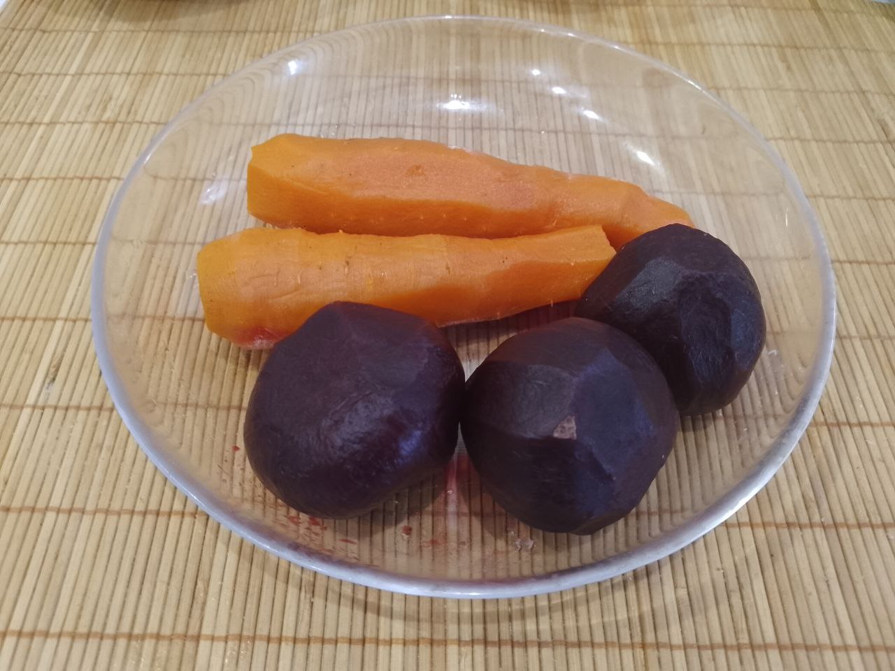 Салат из куриного мяса, свеклы и овощей, полезный и сытный: Свеклу и морковь отвариваем до готовности и охлаждаем.