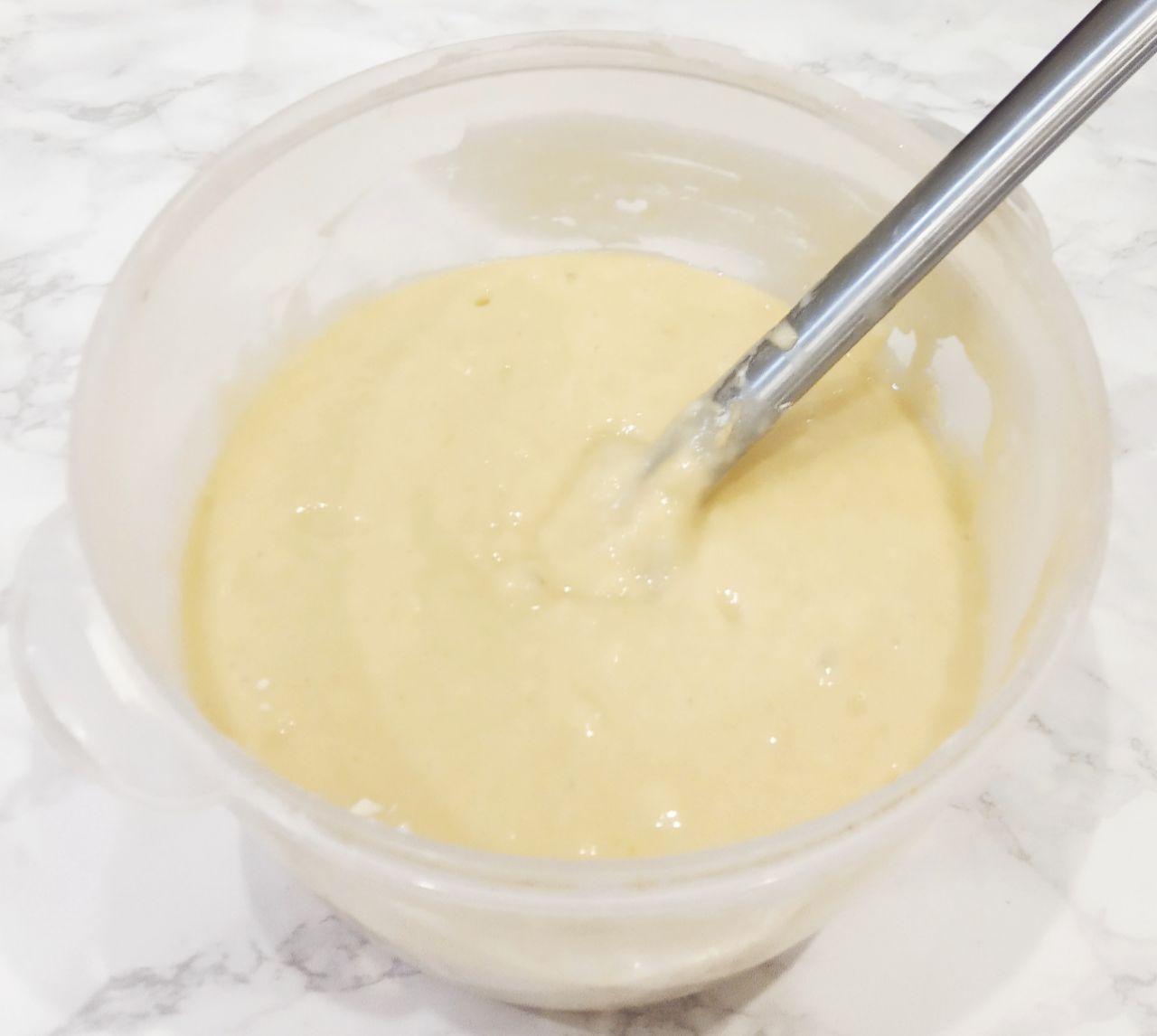 Простой рецепт вкусного пирога на кефире со сливами: Затем добавляем муку и кулинарной лопаткой перемешиваем.