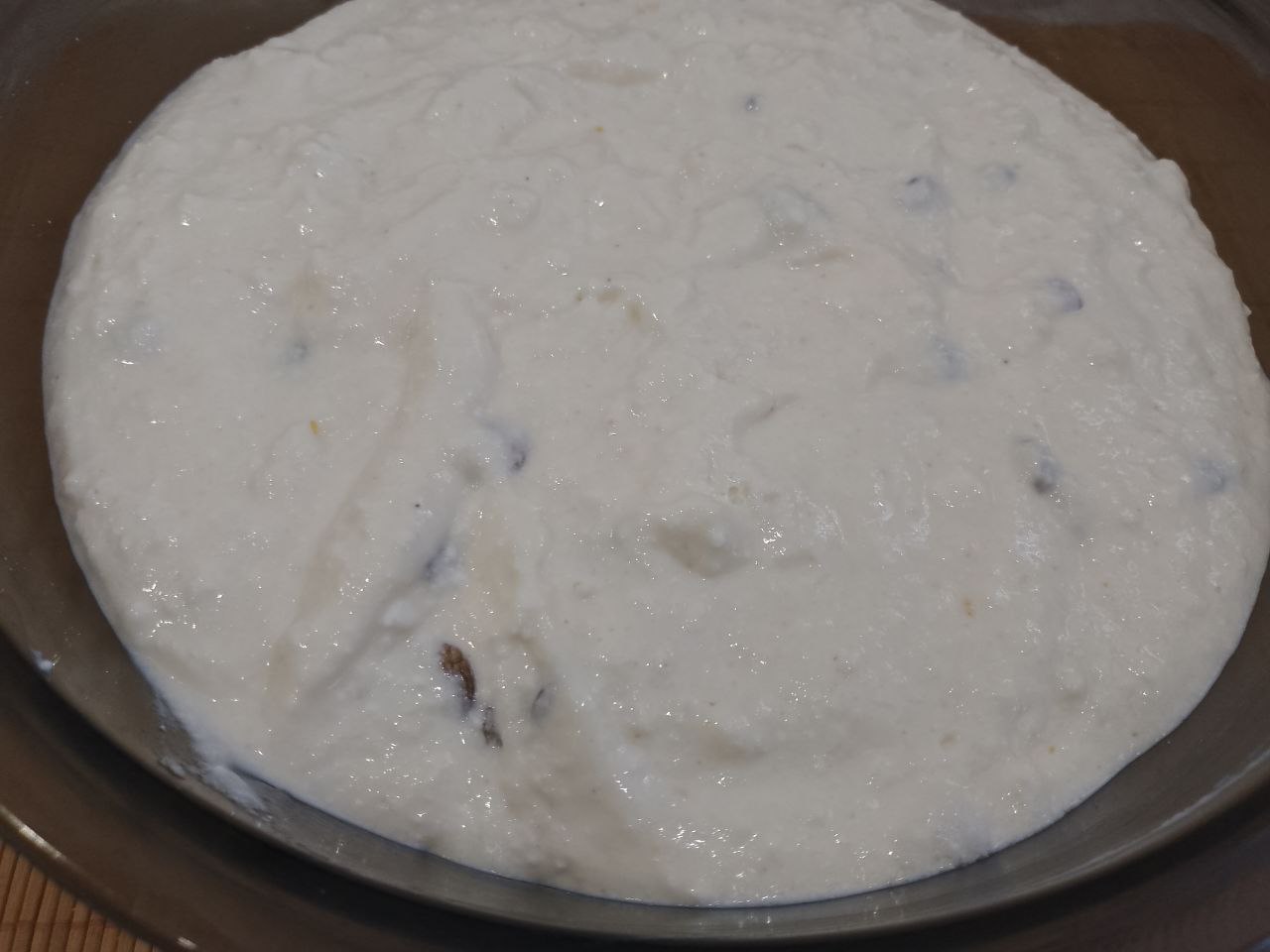 Творожная запеканка с изюмом, нежная и вкусная: Взбитые белки добавляем в творожную массу  и осторожно перемешиваем снизу вверх.