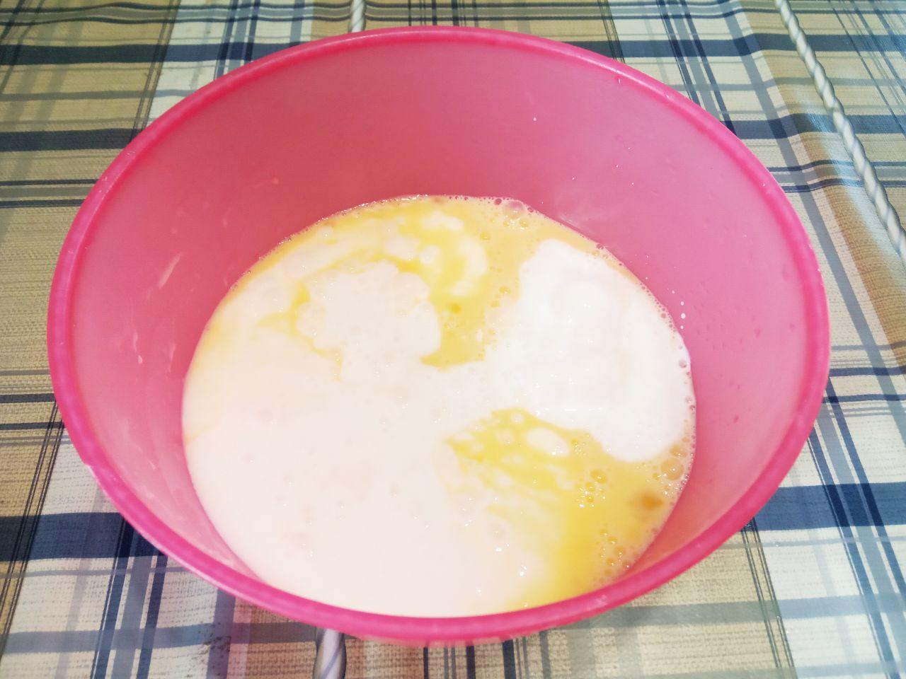 Булочки с сахарной начинкой, просто и вкусно: В емкость или в миску разбиваем два яйца, добавляем растительное масло, измельченный маргарин, соль, сахар и