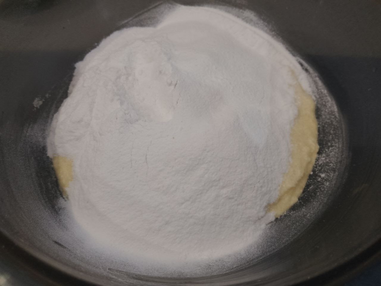 Домашнее печенье из творога и рисовой муки, с начинкой из вареного сгущенного молока: Всыпаем муку в смесь и замешиваем мягкое нежное тесто.