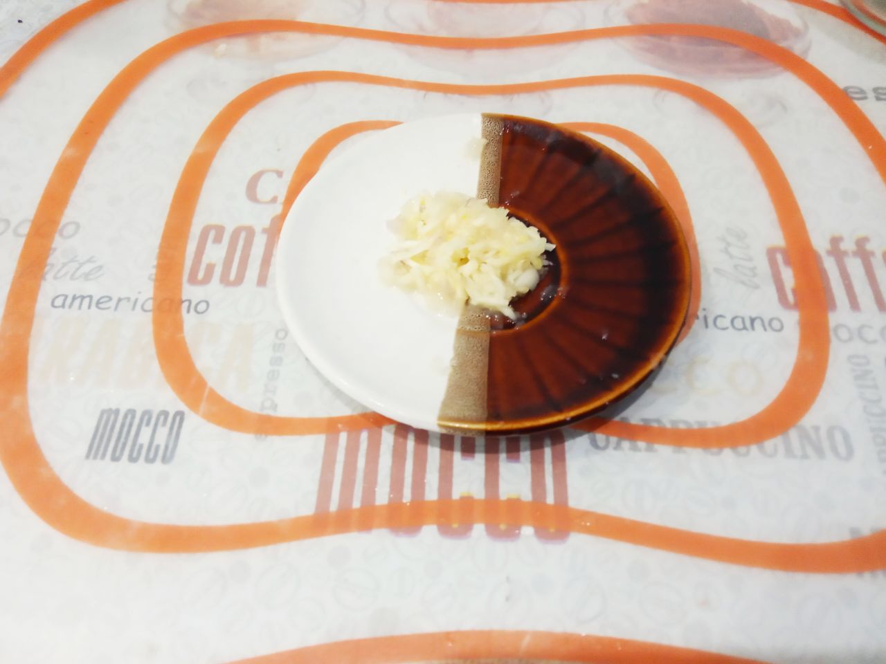 Мясные котлеты или зразы с грибами и сыром, в яичном кляре и сухарях: Чеснок очищаем от шелухи, промываем водой и продавливаем через чесночницу или натираем на терке.