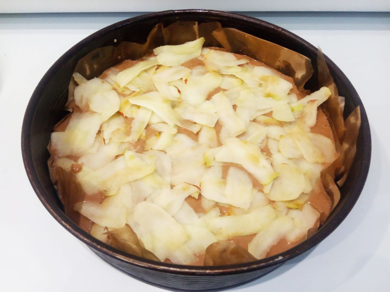 Шоколадный пирог на молоке с яблоками, вкусный и аппетитный: На тесто выкладываем тоненькие ломтики на тесто.