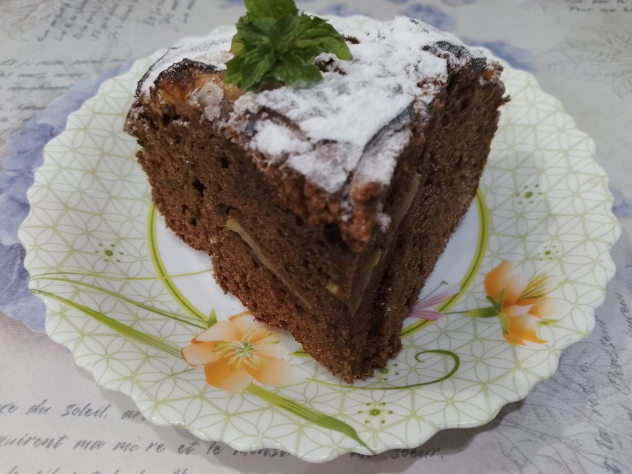 Шоколадный пирог с вареньем и яблоками
