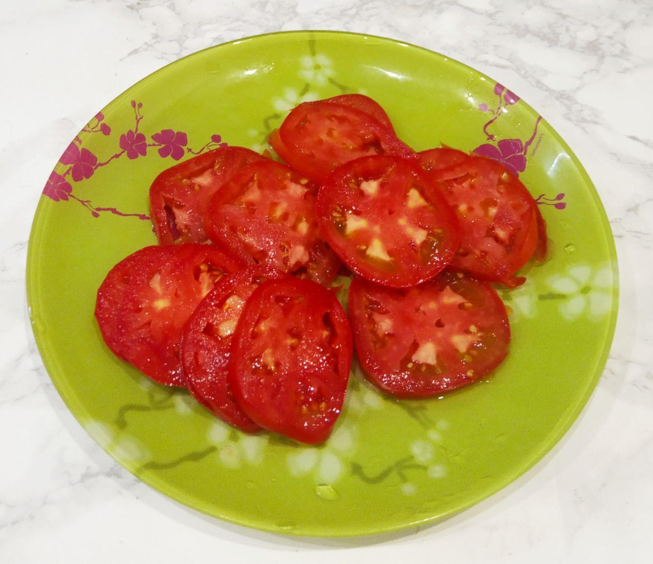 Картофельные ватрушки с мясной начинкой и сыром: Помидоры промываем, просушиваем и нарезаем ломтиками.