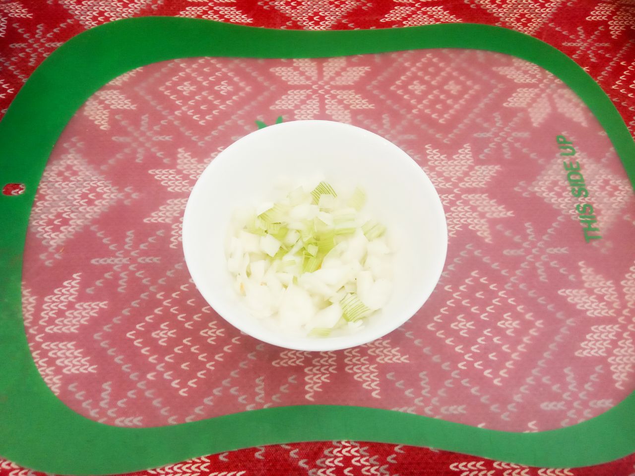 Кабачки фаршированные мясным фаршем, луком, морковью и сыром: Лук очищаем от шелухи, промываем и мелко нарезаем.