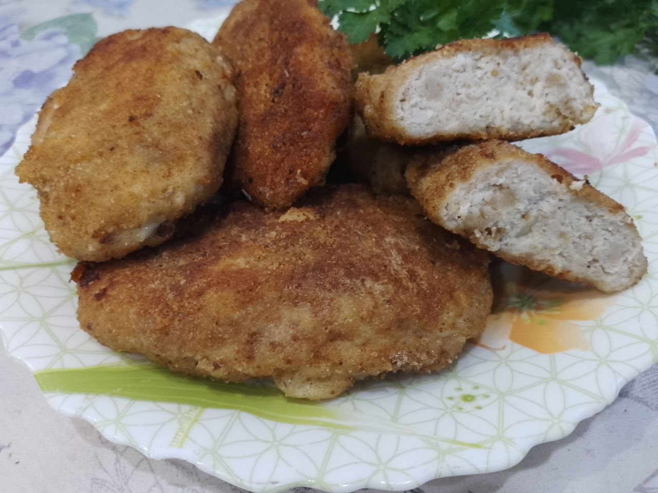 Котлеты из куриного мяса в яичном кляре и панировочных сухарях