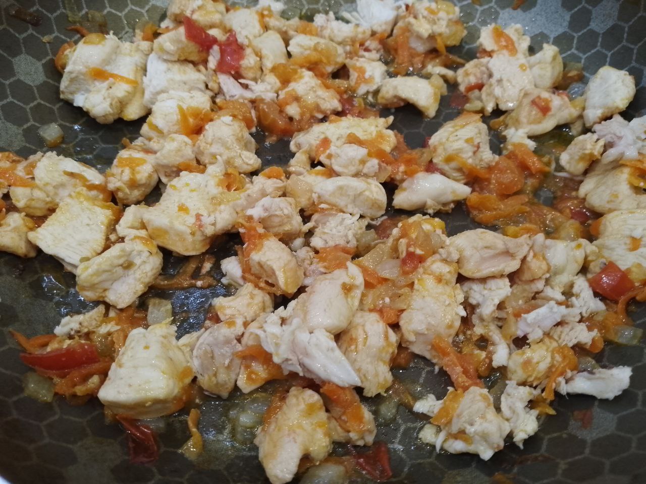 Гречневая каша с овощами и филе, простое и вкусное блюдо: Выкладываем к овощам филе, солим, перчим и посыпаем сушеным чесноком, перемешиваем и тушим около 10 минут,