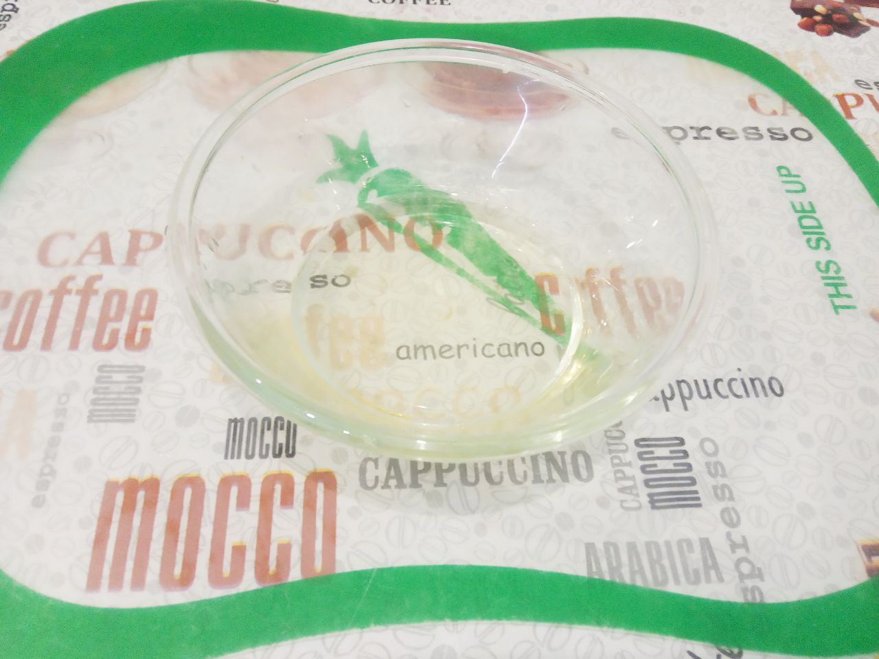 Пирожки из слоёного теста с мясной начинкой: В емкость наливаем воду, добавляем соль, уксус и растительное масло, размешиваем.