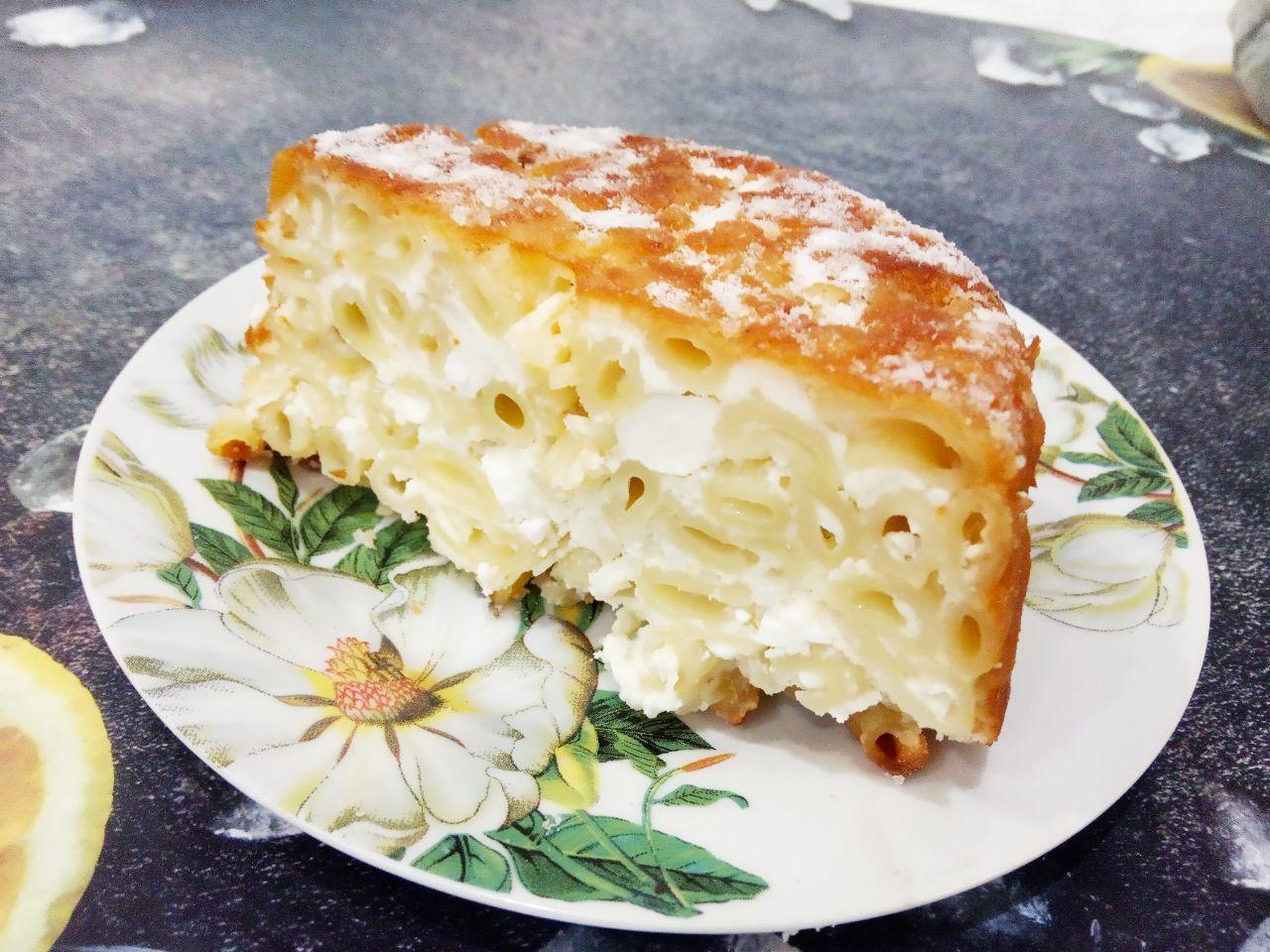 Вкусная запеканка из макарон и творога: Достаем запеканку с формы, посыпаем сахарной пудрой, разрезаем на порции и подаем к столу.