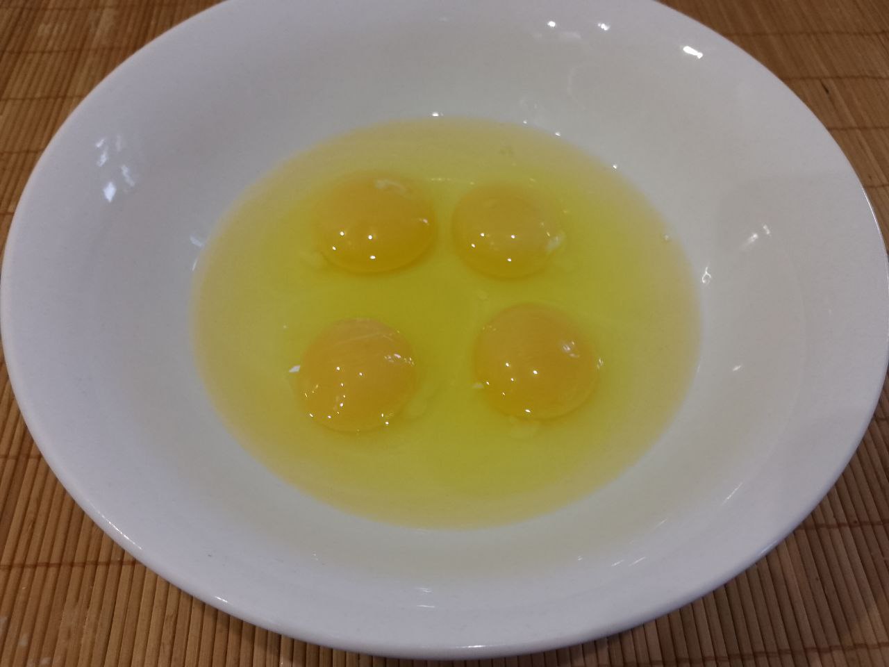 Рыбный стейк в кляре, вкусно и сытно: Приготовим кляр, яйца разбиваем в чашу или миску.