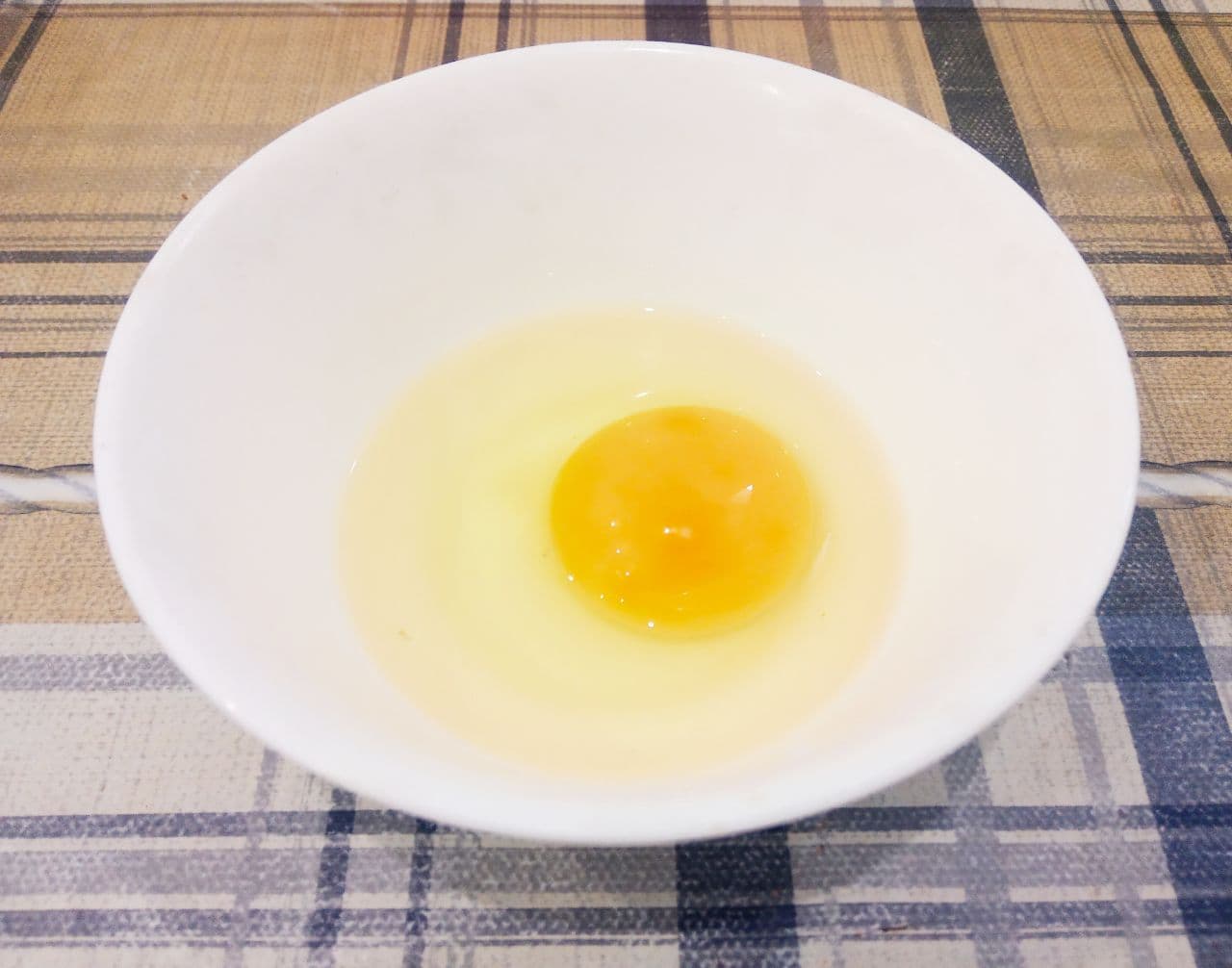 Пирожки с мясной начинкой из картофельного дрожжевого теста, жареные на сковороде: Добавляем к разведенным дрожжам яйцо и муку, хорошо размешиваем.
