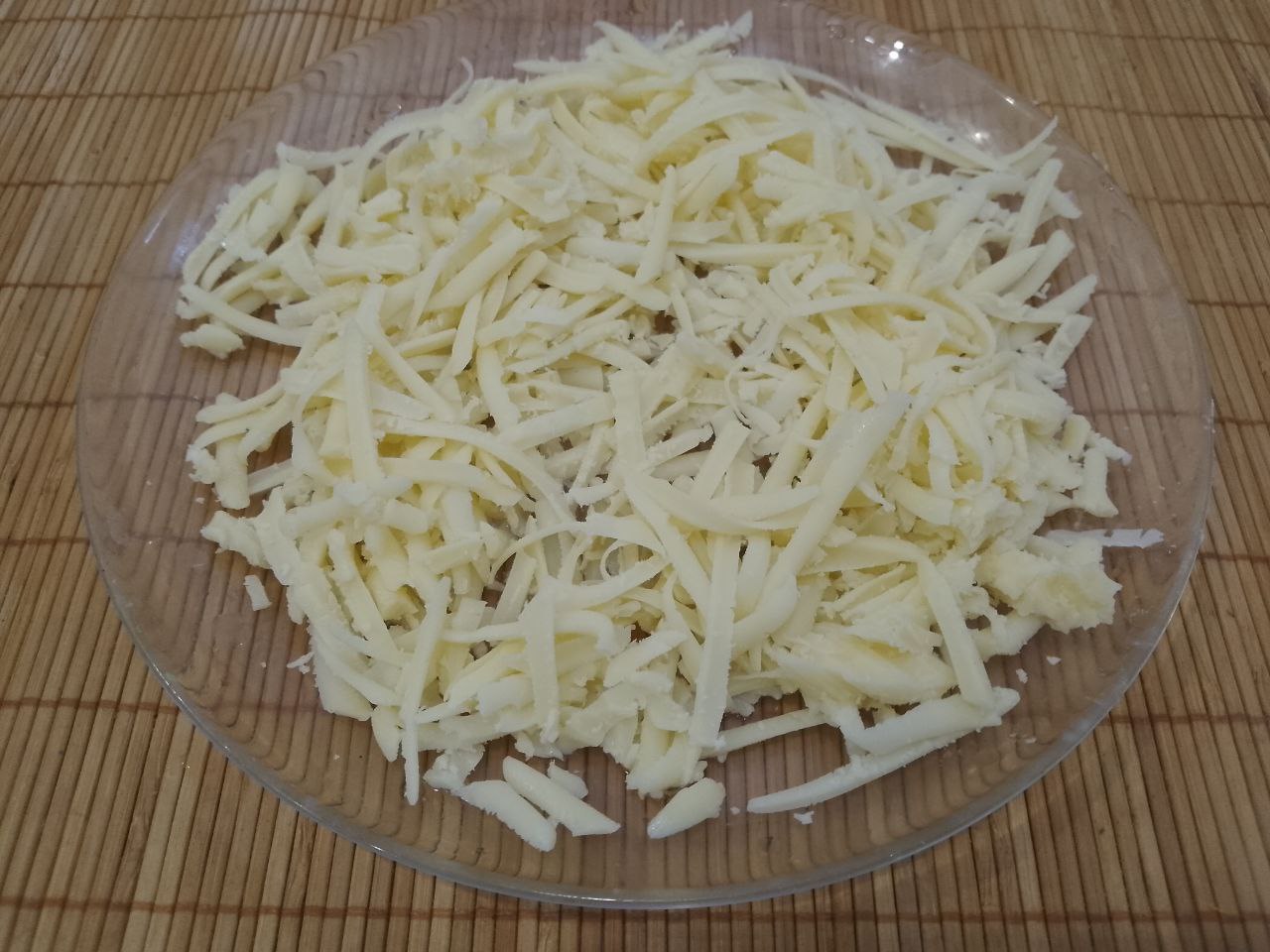 Перец с мясной начинкой и овощами, в духовке: Твердый сыр натираем на терке.