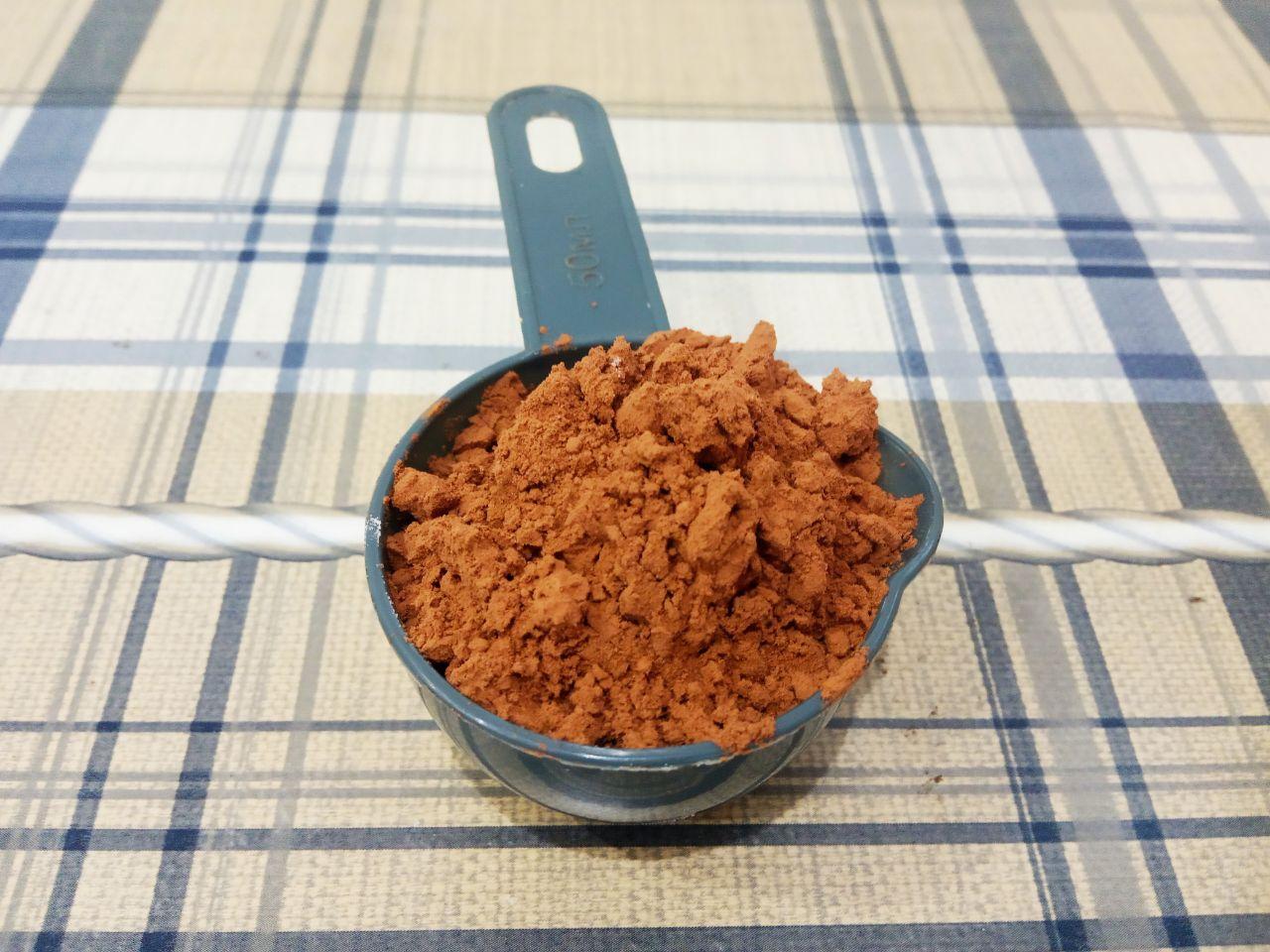 Пирог «Зебра» на молоке и растительном масле к чаю, просто и вкусно: Тесто разделяем на две части. В одну часть всыпаем просеянное какао, размешиваем.