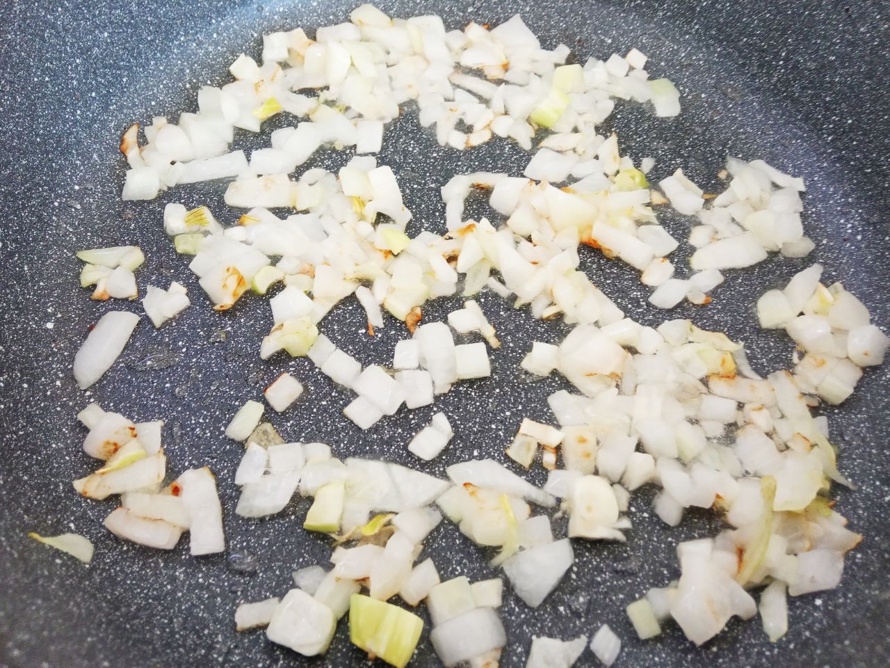 Жареные пирожки из творожного теста, с фаршем и луком, вкусные и аппетитные: Сковороду разогреваем и обжариваем лук до золотистого цвета.