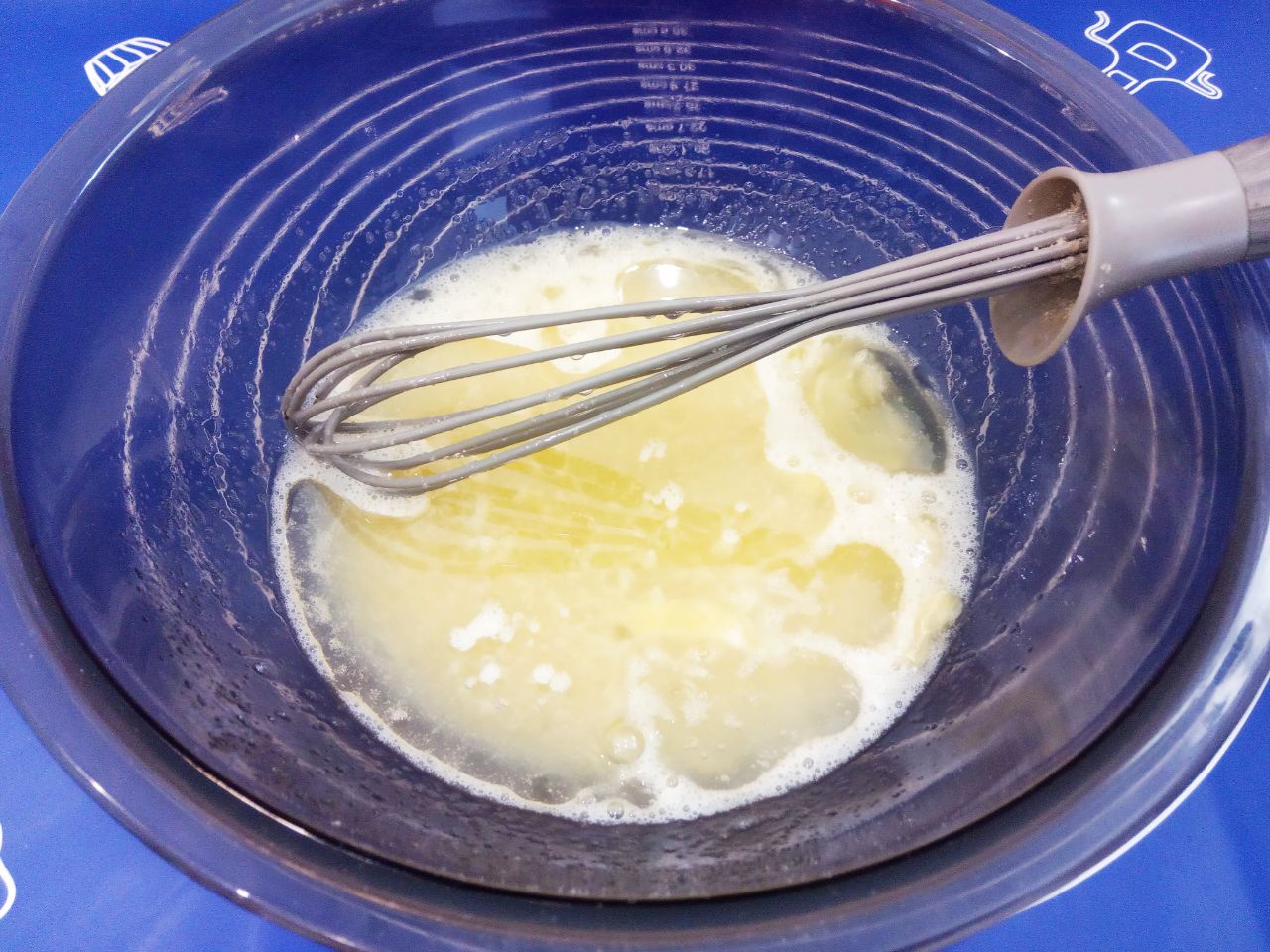 Булочки воздушные, мягкие, слоистые и вкусные: Вливаем растительное масло, перемешиваем.