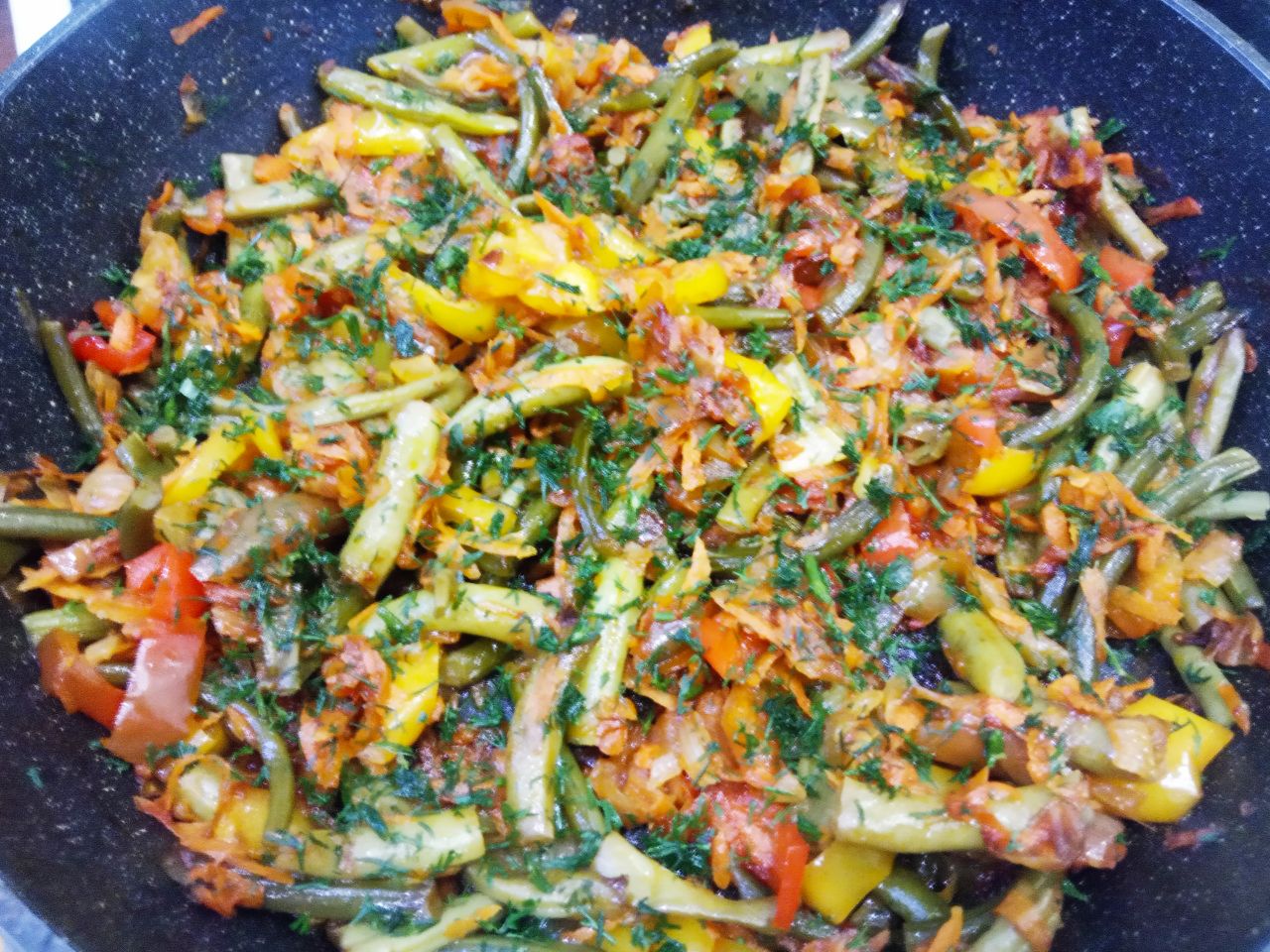 Тушеные замороженные овощи, полезно и вкусно: В конце тушения солим, перчим по вкусу и добавляем измельченную зелень. Зелень я тоже замораживаю на зиму.