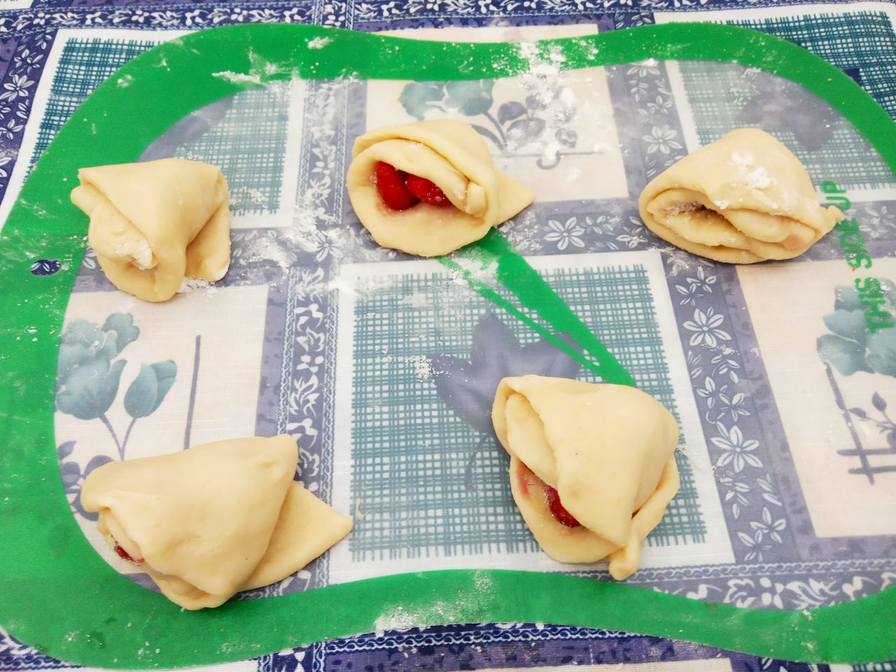 Пирожки с клубникой, из бездрожжевого теста, воздушные и рассыпчатые: Закрываем ягоды и заворачиваем по кругу.