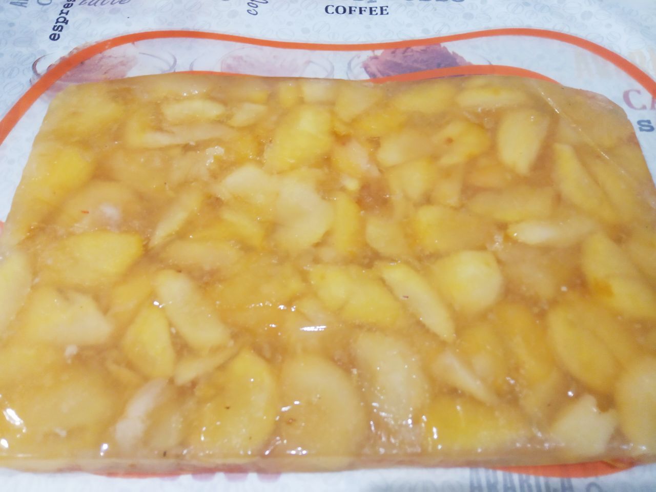 Вкусный десерт из яблочного желе и лимона: Достаем желе с холодильника, переворачиваем форму, снимаем пленку.
