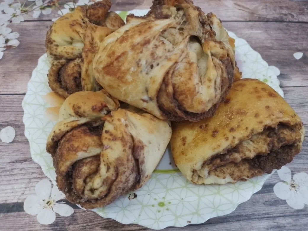 Булочки с начинкой из шоколадной крошки, воздушные и ароматные: Испеченные булочки охлаждаем и складываем на блюдо.