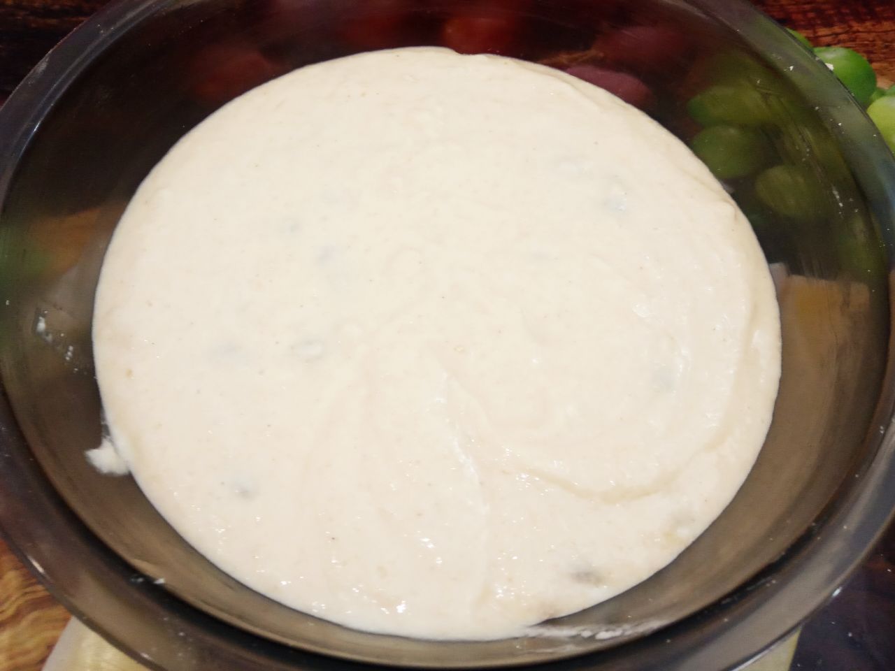 Пирог из манной крупы, изюма и муки, простой и вкусный: Кладем в тесто изюм и перемешиваем.
