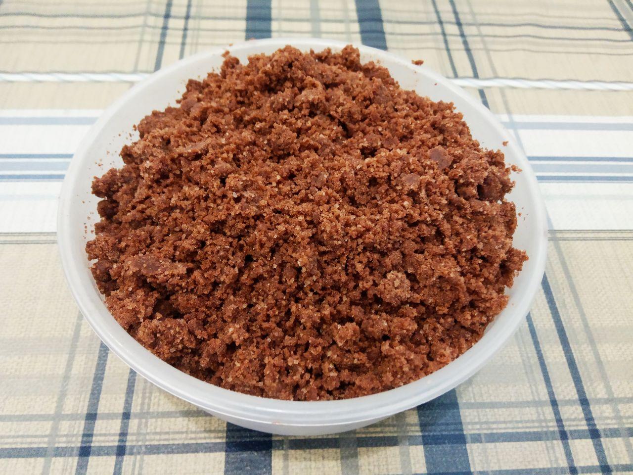 Булочки с шоколадной крошкой из дрожжевого теста на желтках: Добавляем размягченное сливочное масло и растираем в мелкую крошку.
