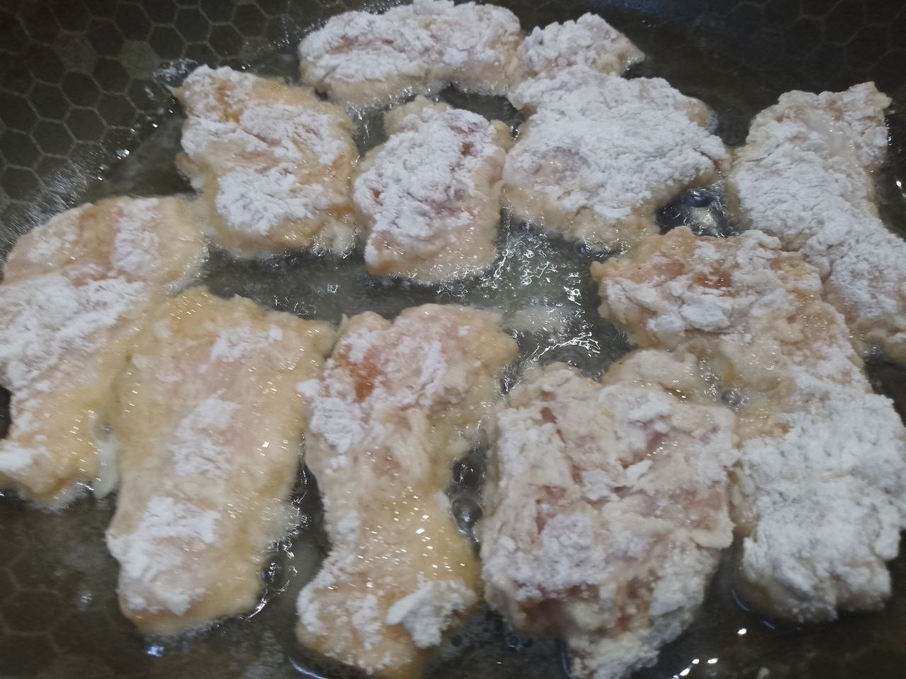 Куриное филе полосками, жареное на сковороде: Разогреваем сковороду с растительным маслом и укладываем полоски.Обжариваем полоски сначала с одной стороны