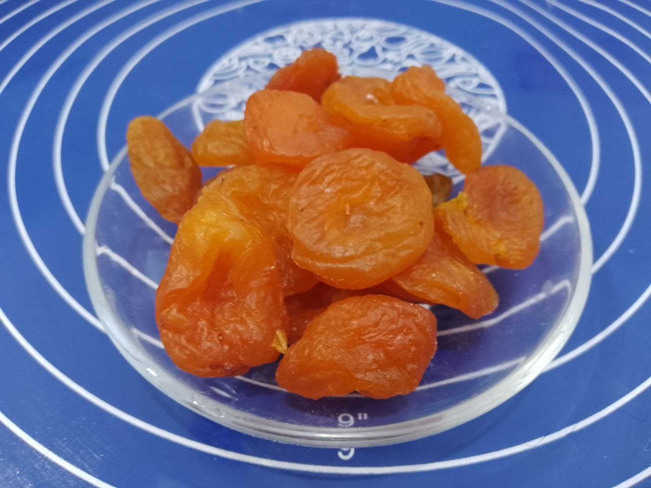 Печенье с добавлением творога и кураги, мягкое и вкусное: Курагу промываем и заливаем горячей водой на 10-15 минут. Затем воду сливаем, курагу просушиваем и измельчаем.