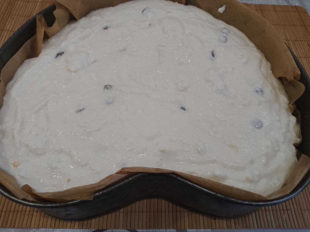Творожная запеканка с изюмом, нежная и вкусная: Форму застилаем пергаментом и выкладываем творожную массу, разравниваем. Можно сверху смазать сметаной.