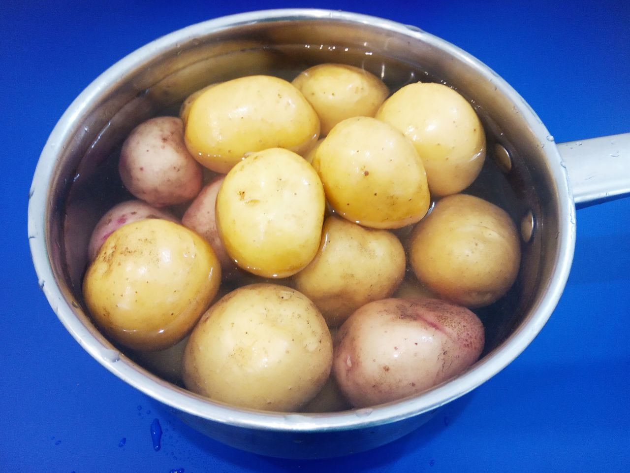 Молодой картофель обжаренный на масле, с укропом и чесноком: Картофель выбираем одного размера, чтобы одновременно отварилась. Картофель хорошо промываем водой,