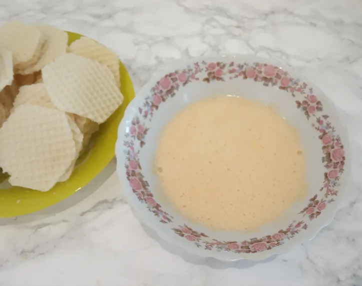 Ленивые отбивные в кляре, просто и вкусно: Затем добавляем молоко, хорошо перемешиваем.