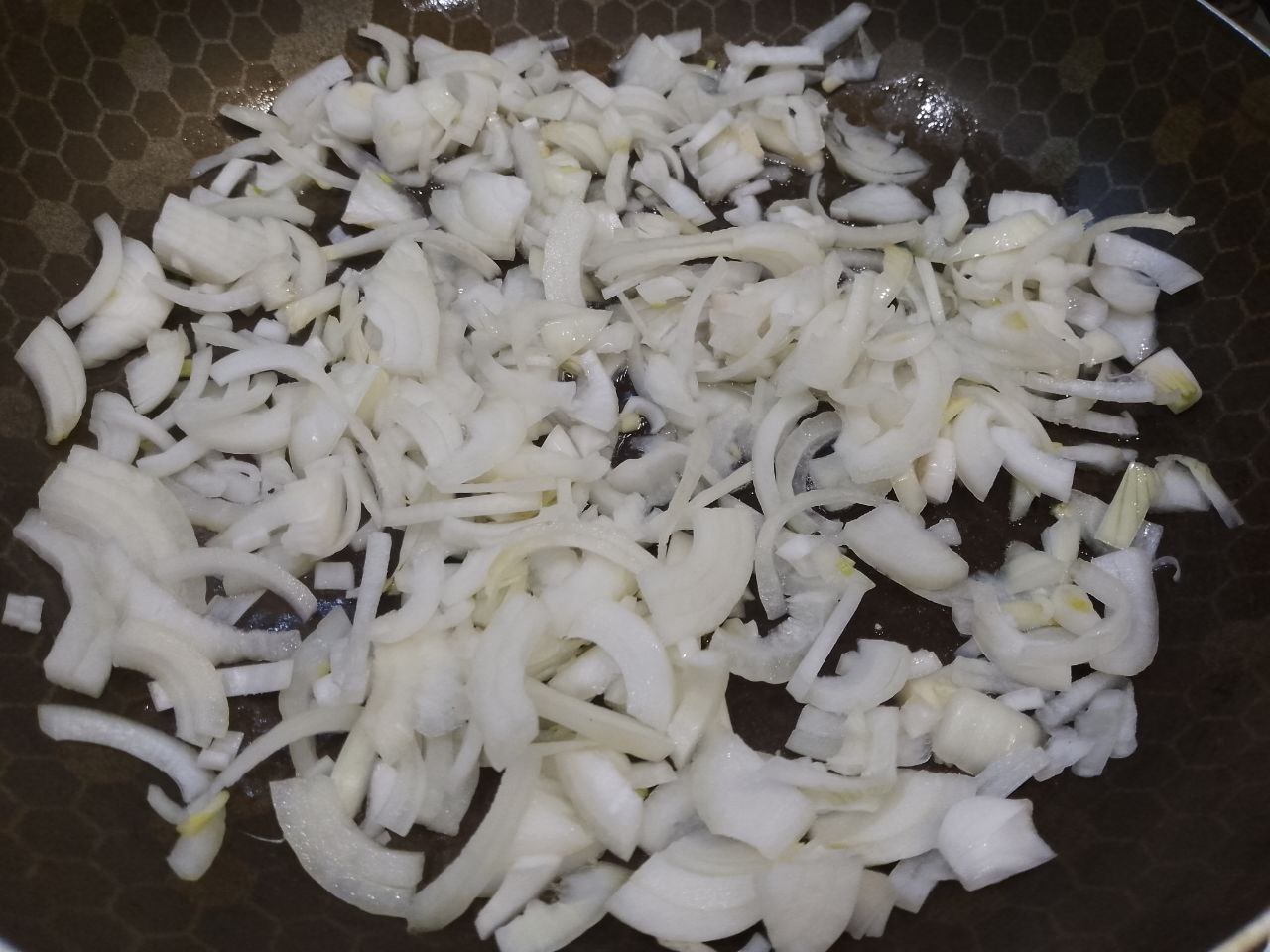 Салат из рыбы, моркови и лука: Разогреваем сковороды и обжариваем лук до золотистого цвета.